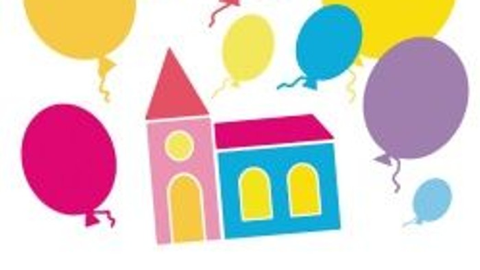 Bunte Luftballons schweben über einer fröhlichen, gezeichneten Kirche mit einem Kirchturm.