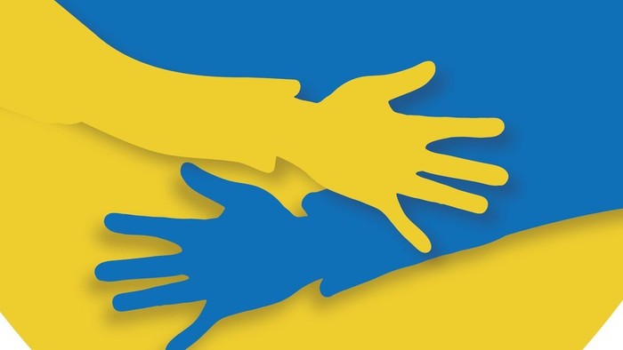 Zwei Hände, die sich in Solidarität vor einem blau-gelben Hintergrund verschränken, der der ukrainischen Flagge ähnelt.
