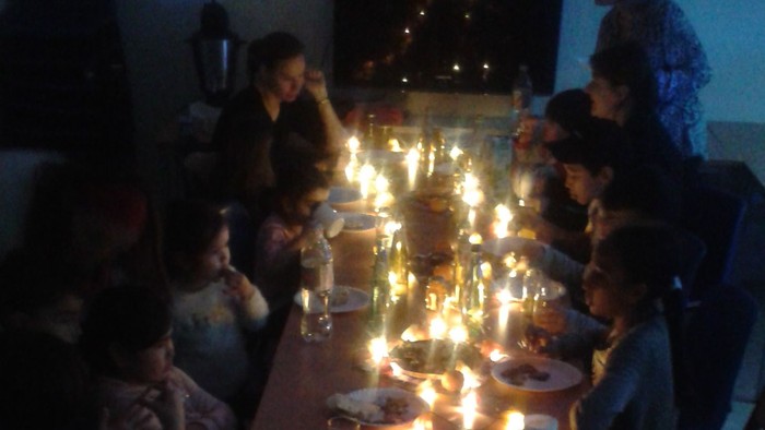 Familie feiert Weihnachten am festlich gedeckten Tisch