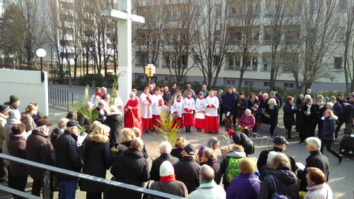 Einmalig in Berlin: Katholische und evangelische Christen feiern Palmsonntags-Prozession in Charlottenburg-Nord