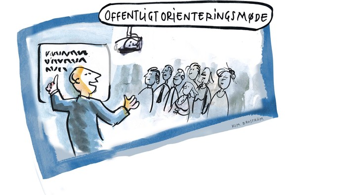 En foredragsholder præsenterer for et publikum i en stor sal.