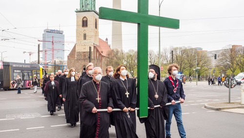 Ökumenische Karfreitagsprozession zieht durch Berlins Mitte
