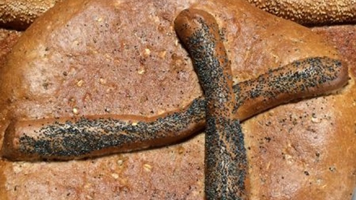 Three brødfager med krydder og kryds på toppen.