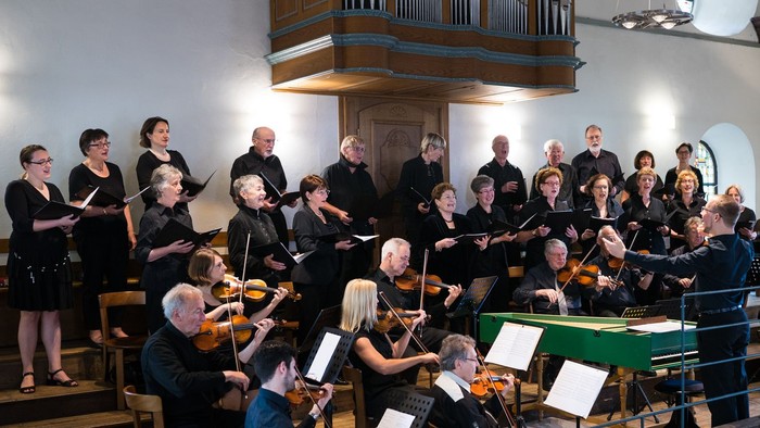 Ein Orchester und Chor proben in einer Kirche