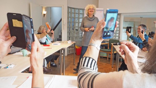 Ab Juni: Freie Plätze in Smartphonekursen für Senioren