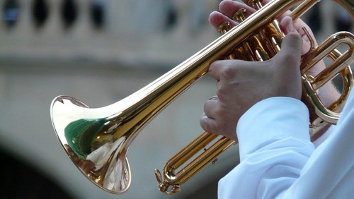 Sie spielen ein Blechblasinstrument? Mitspieler*innen für neuen ökumenischen Posaunenchor in Westend gesucht