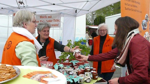 Reger Besuch am Wochenmarkt-Tafelstand im Mai