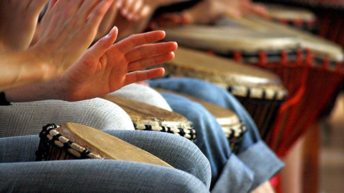 Jetzt anmelden: Trommelunterricht auf Djembes