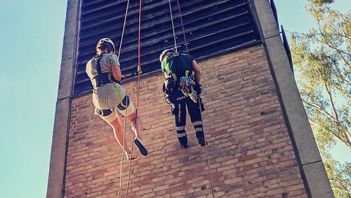 Sommerfest-Aktion: Abseilen vom Turm der Matthias-Claudius-Kirche