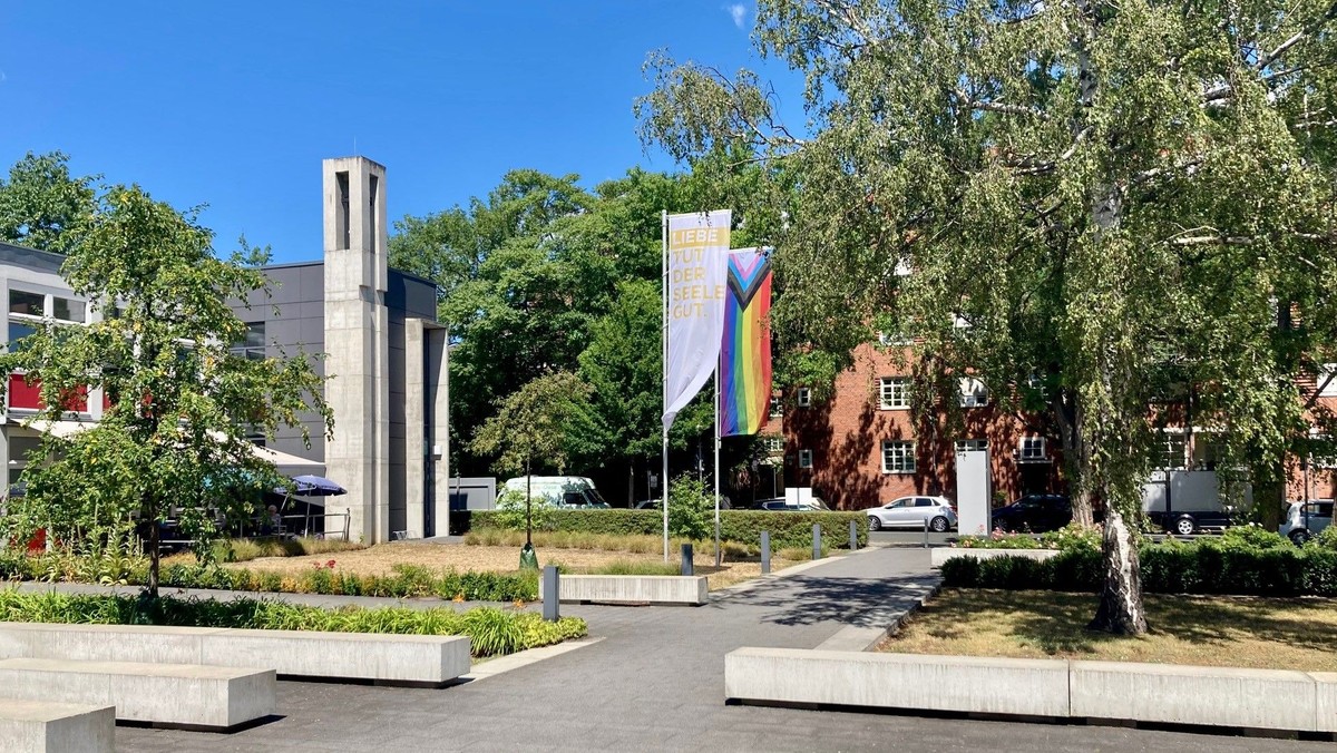 Auf dem Campus hängt jetzt die Progress Flag!