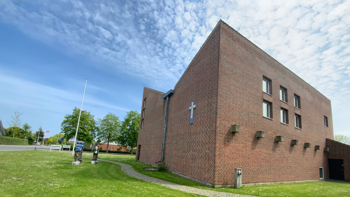 Velkommen til Hjallese sogn og kirke - Ласкаво просимо до парафії та церкви Яллесе - Welcome to Hjallese parish and church