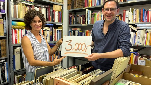 Literatur und Livemusik: 50 Meter Bücher verkauft, Verein Mentor freut sich über den Erlös