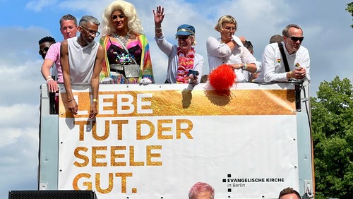 Evangelische Kirche mit eigenem Truck auf dem CSD Berlin Pride