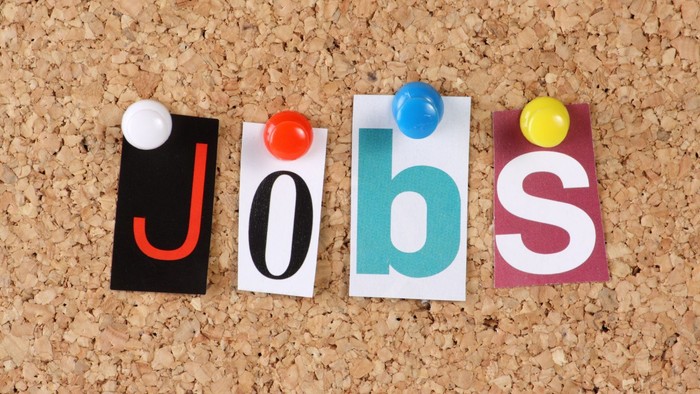 Bunte Pinnwand mit den Buchstaben JOBS