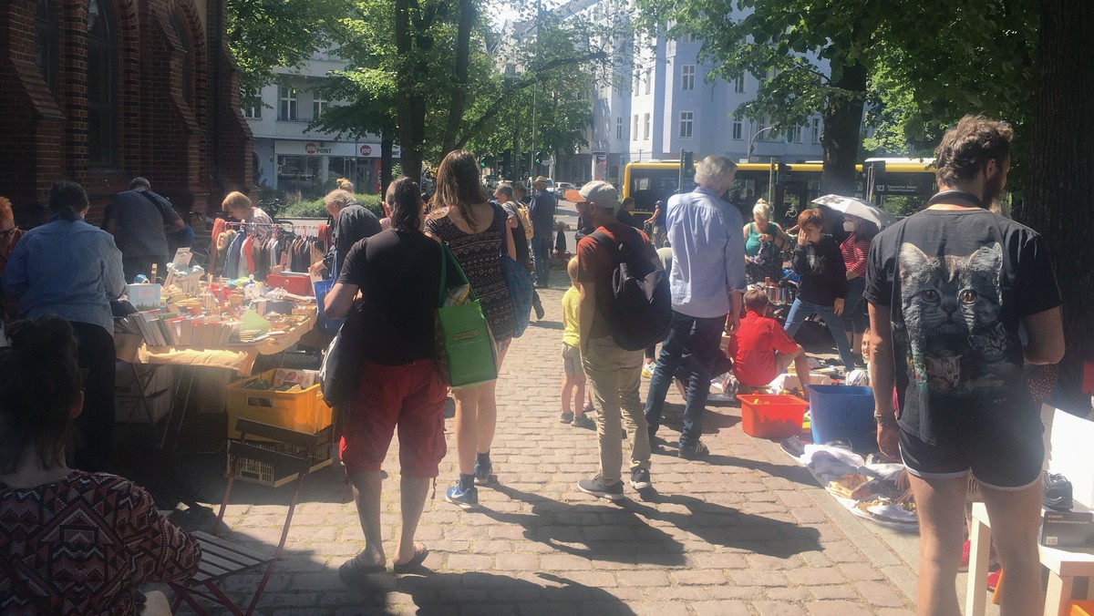Flohmarkt von der Kirche vor der Kirche