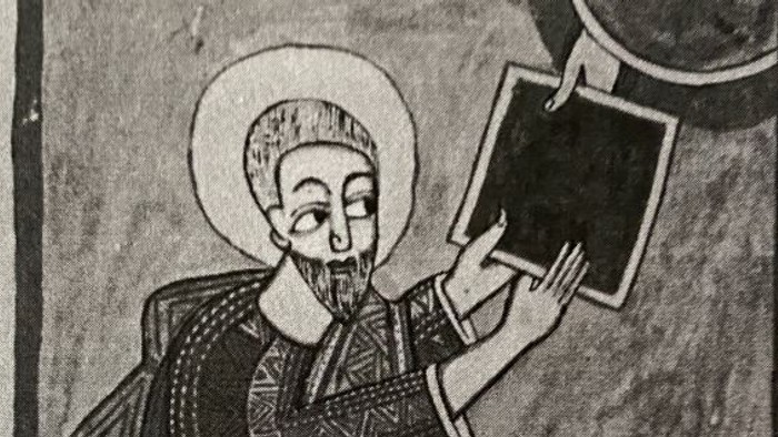 En sort-hvid tegning af en mand med skæg og halo, som holder en bog.