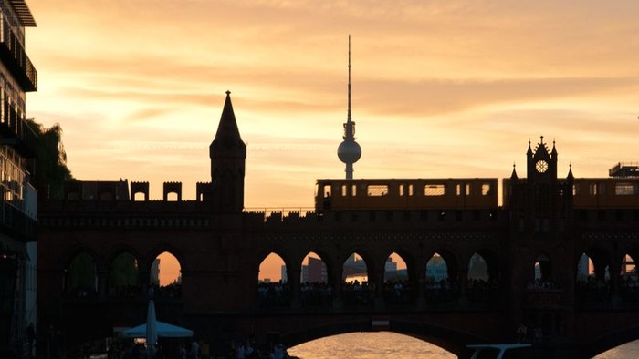 Brücke bei Sonnenuntergang mit Fernsehturm