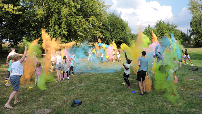 Leute werfen bunte Pulver in einem Park