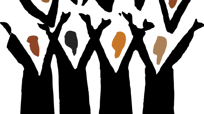 Brune abstrakte klatter spredt på en mørk baggrund.