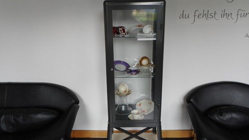 Sammeltassen in der Vitrine im Gemeindezentrum Christuskirche