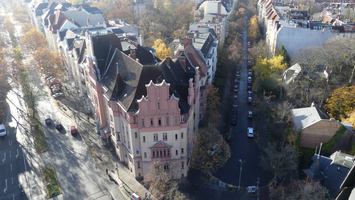 Luftaufnahme einer Stadt mit prächtigem Gebäude und Straße