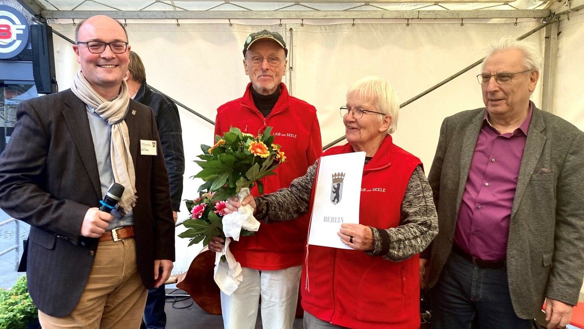 Kirchengemeinde Halensee: Ausgabestelle von LAIB und SEELE erhält Ehrenamtspreis des Bezirks
