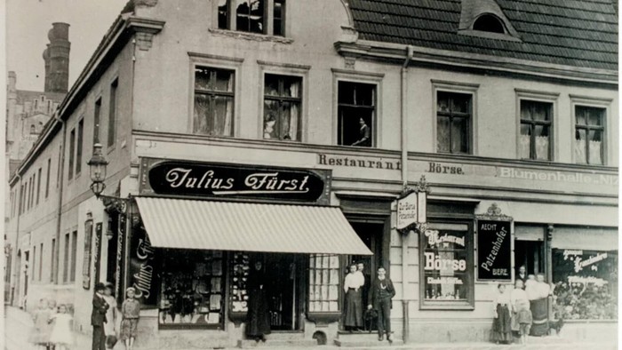 Altes Foto eines Geschäftes mit Schildern "Julius Fürst" und "Brennerei".