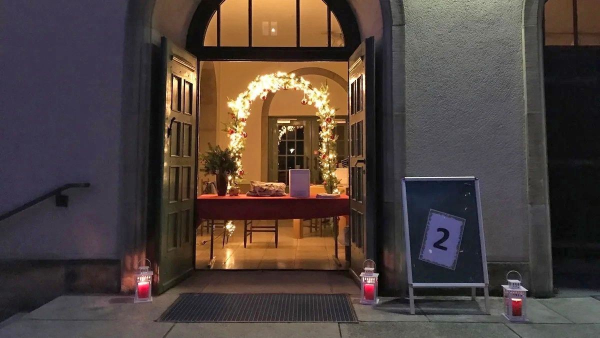 Lebendiger Advent an der Kirchentür der Lindenkirche