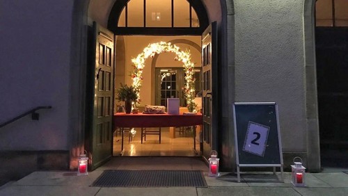 Lebendiger Advent an der Kirchentür der Lindenkirche
