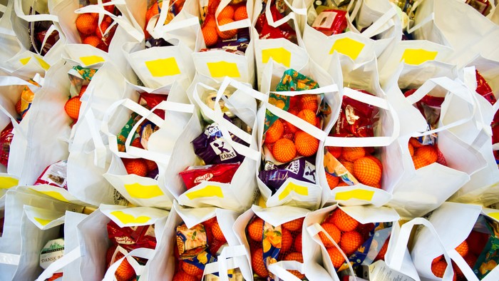 En masse pakker med chokolade og nøtter i hvid papir.