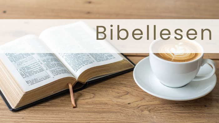 Bibel und Cappuccino auf einem Tisch