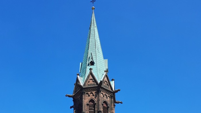 Ev. Kirche Viersen ein schönes Bild von vorne mit blauem Himmel im Hintergrund