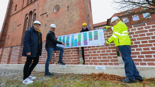 Methodenerprobung mittels Aufbauten vor dem Dom