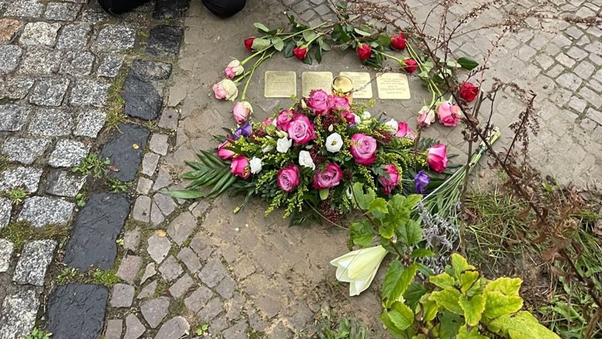 Stolperstein-Verlegung vor dem Pfarrhaus MvR 169