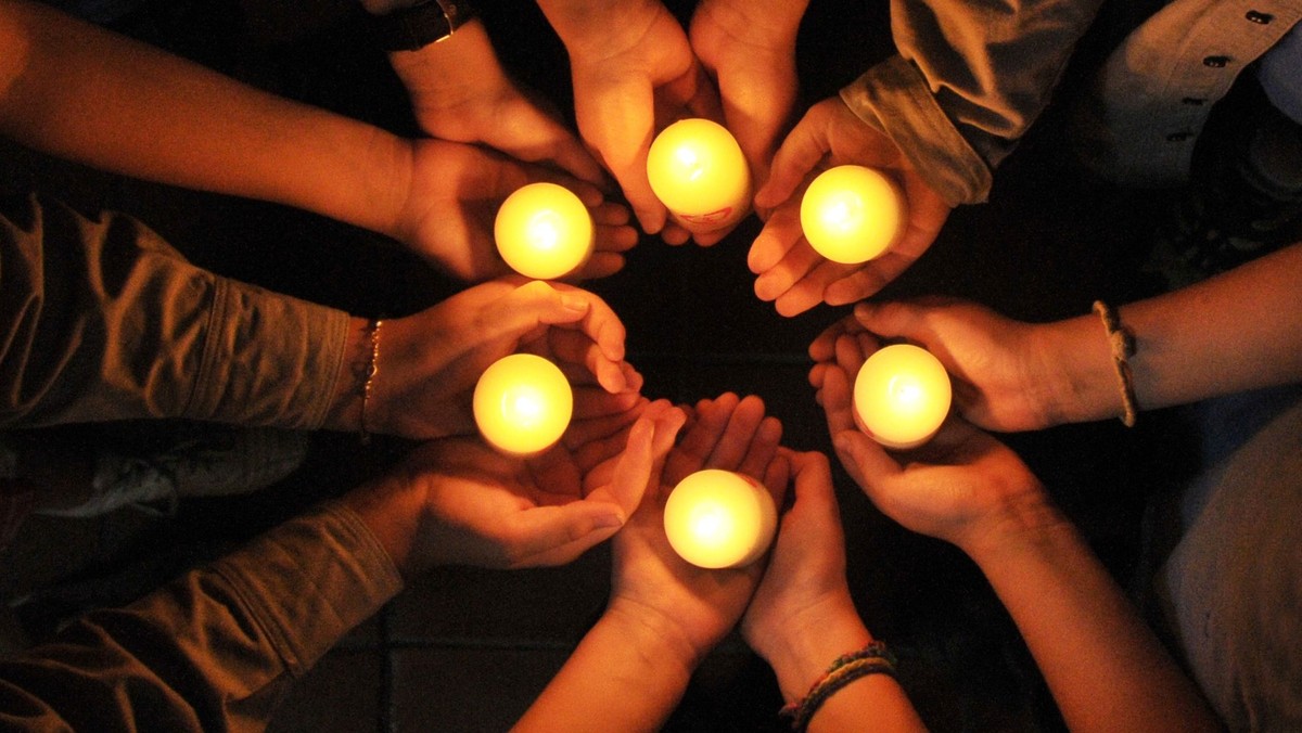 Pfadfinder bringen das Friedenslicht aus Bethlehem Gottesdienst