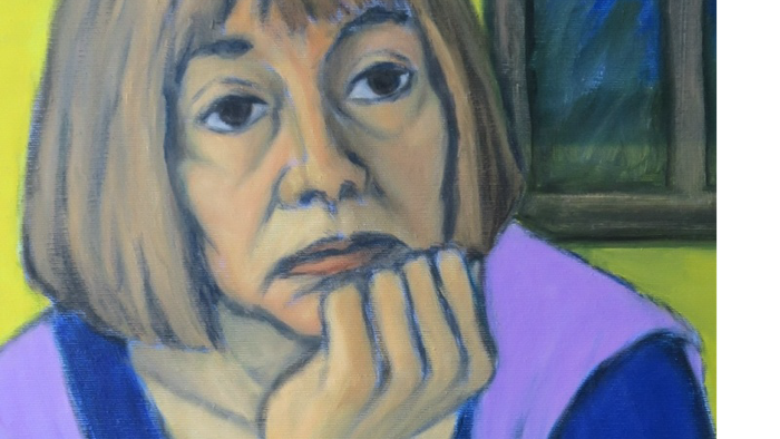 Eine nachdenkliche Frau in einem blauen Pullover stützt ihr Kinn auf die Hand und trägt eine Gesichtsmaske.