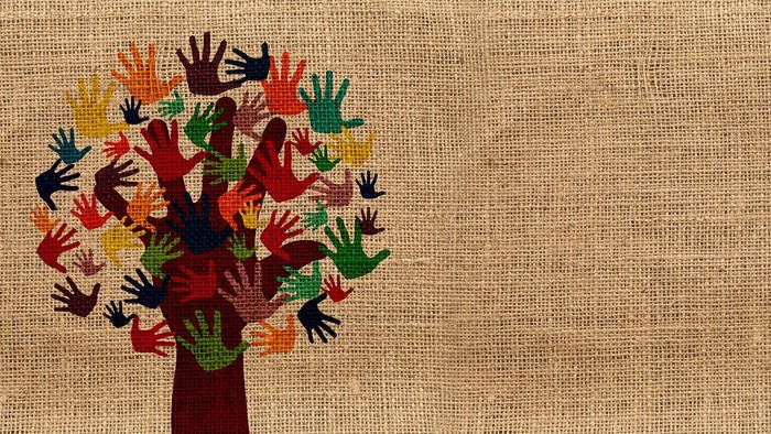 Bunte Handabdrücke bilden einen Baum, der Einheit, Vielfalt und gemeinschaftlichen Zusammenhalt symbolisiert.