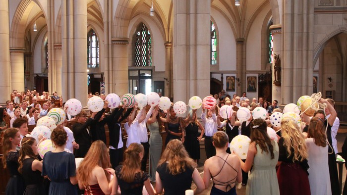 Junge Menschen bei ihr Konfirmation ausnahmsweise in einer katholischen Kirche.