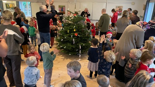 Julegudstjeneste og juletræ i sognegården for de små