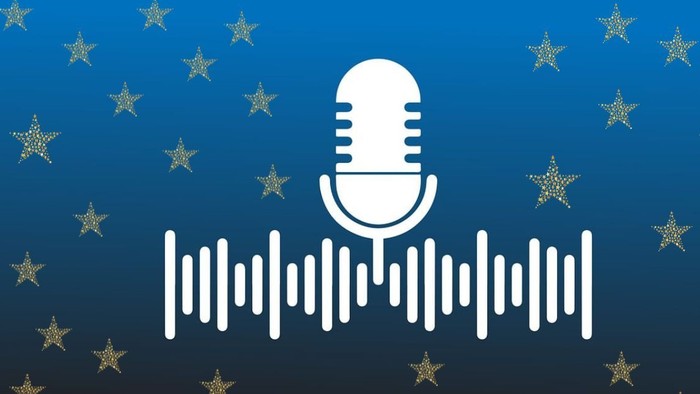 Ein Mikrofon vor blauem Hintergrund mit goldenen Sternen und Wellenlinien