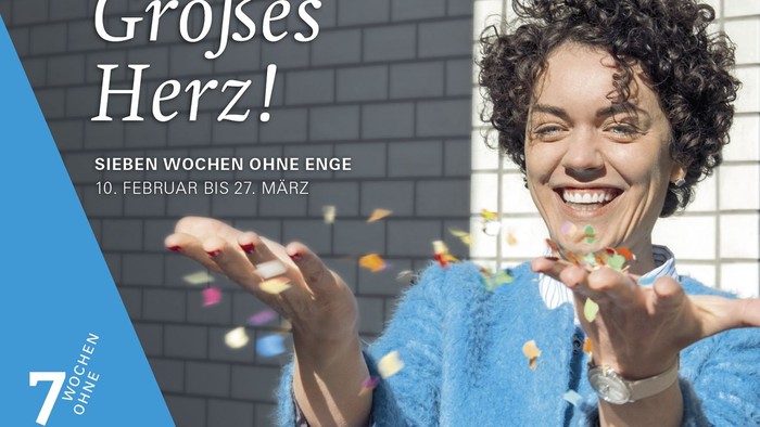 Frau freut sich über Konfetti, Großes Herz Veranstaltung