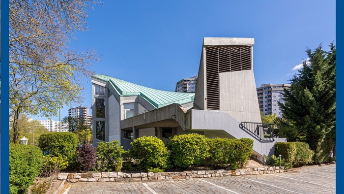 Das Bild zeigt verschiedene Innenräume eines modernen Gebäudes mit großen Fenstern und Holzfußböden.