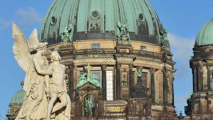 Großartige Kuppelkirche mit Engelstatue im Vordergrund