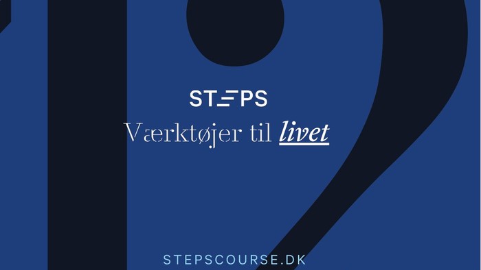 Logo til STEPS-kursus med redskaber til livet, med tallet 2 og hjemmesiden stepscourse.dk i blåt og hvidt.