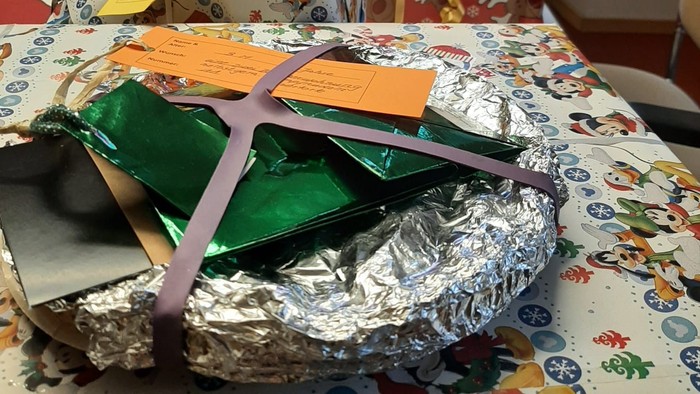 Mehrere Geschenke in buntem Papier verpackt