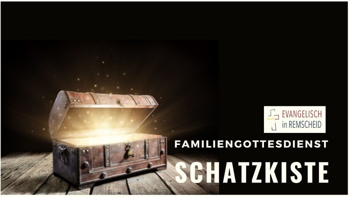 Offener Schatzkiste mit Licht und Text "Familiengottesdienst Schatzkiste"