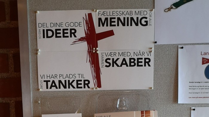 Plakater og skrin mod mur