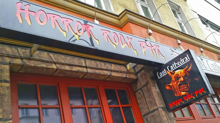 Das Bild zeigt ein Restaurant mit einem auffälligen Schild und einem Bullenmotiv.