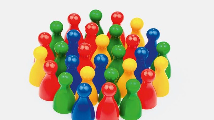 Bunte Spielsteine in Kreisform angeordnet