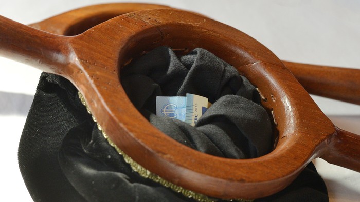 Holzlöffel in schwarzer Tasche